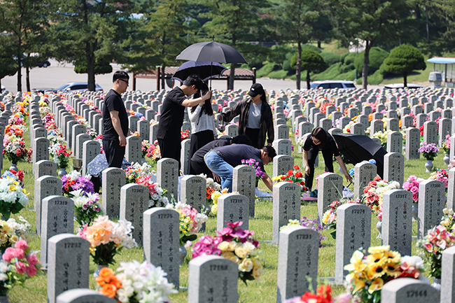 This Sept. 10, 2023, file photo shows visitors remembering their family members at the Daejeon National Cemetery in the central city of Daejeon, 139 kilometers south of Seoul. (Image courtesy of Yonhap)