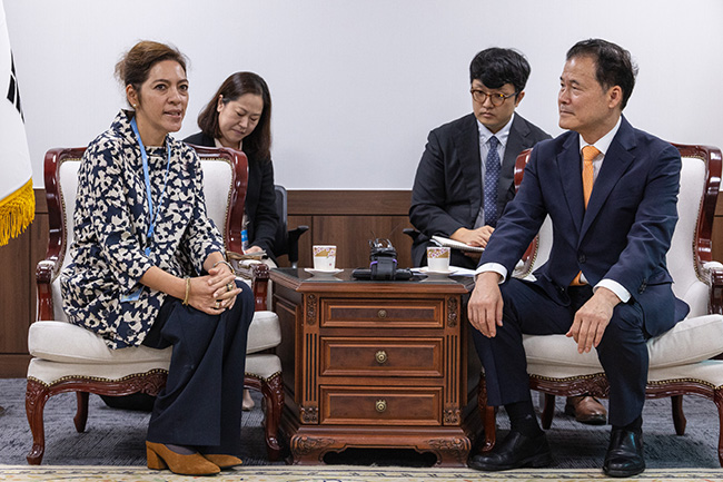 Unification Minister Meets U.N. Rapporteur for N. Korea’s Human Rights