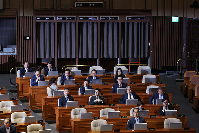 Lawmakers attend a plenary session at the National Assembly in Seoul on Sept. 20, 2023. (Image courtesy of Yonhap News)