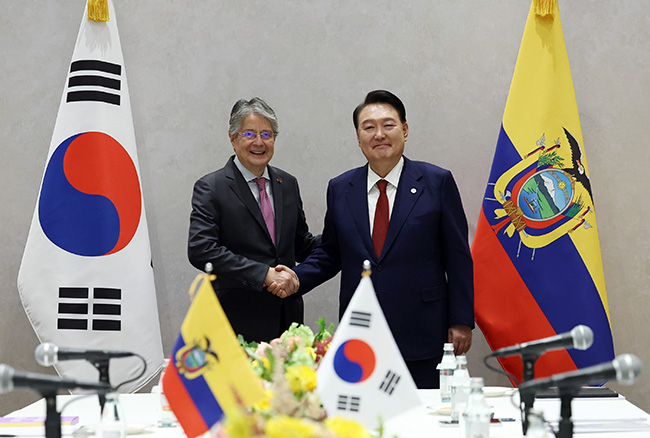 President Yoon Suk Yeol (R) shakes hands with Ecuadorian President Guillermo Lasso during a summit in New York on Sept. 21, 2023. (Image courtesy of Yonhap News)