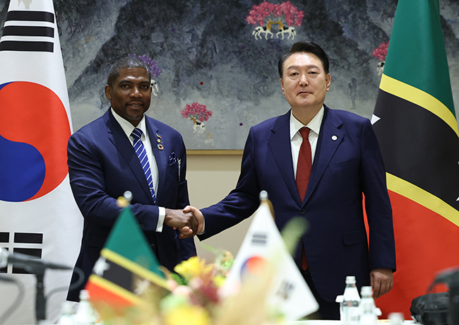 President Yoon Suk Yeol (R) shakes hands with Saint Kitts and Nevis' Prime Minister Terrance Drew during a summit in New York on Sept. 21, 2023. (Image courtesy of Yonhap News)