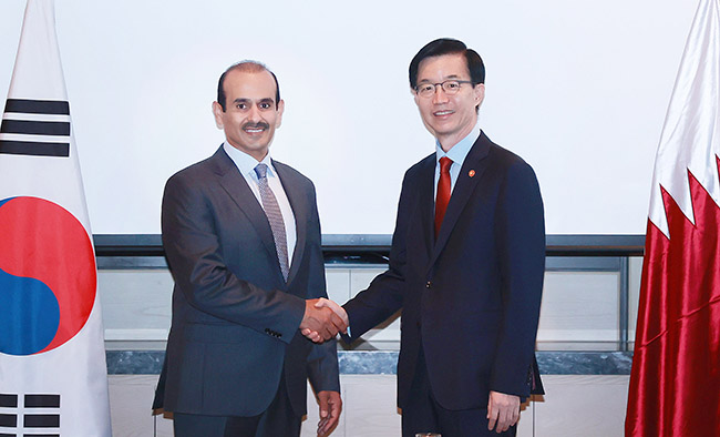 Industry Minister Bang Moon-kyu (R) shakes hands with Qatar's Minister of State for Energy Affairs Saad Sherida Al-Kaabi ahead of their talks in Seoul on Sept. 27, 2023, in this photo provided by the South Korean ministry. (Image courtesy of Yonhap)