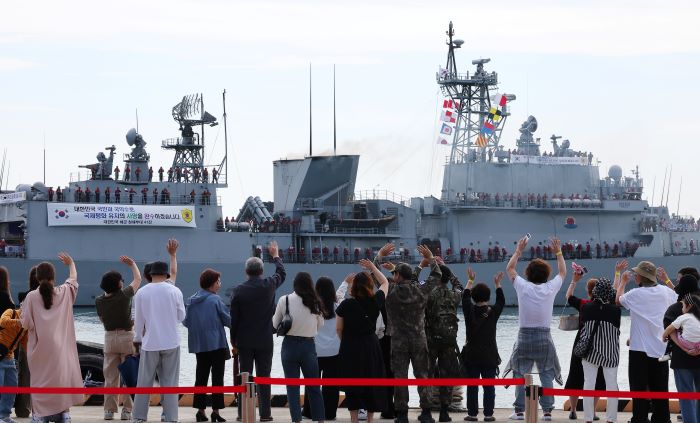 Family members of troops of the Cheonghae unit's 41st rotation wave goodbye as the 3,200-ton ROKS Yang Man-chun destroyer, carrying the contingent, departs from a key naval base in Busan, 320 kilometers southeast of Seoul, on Sept. 25, 2023. (Yonhap)