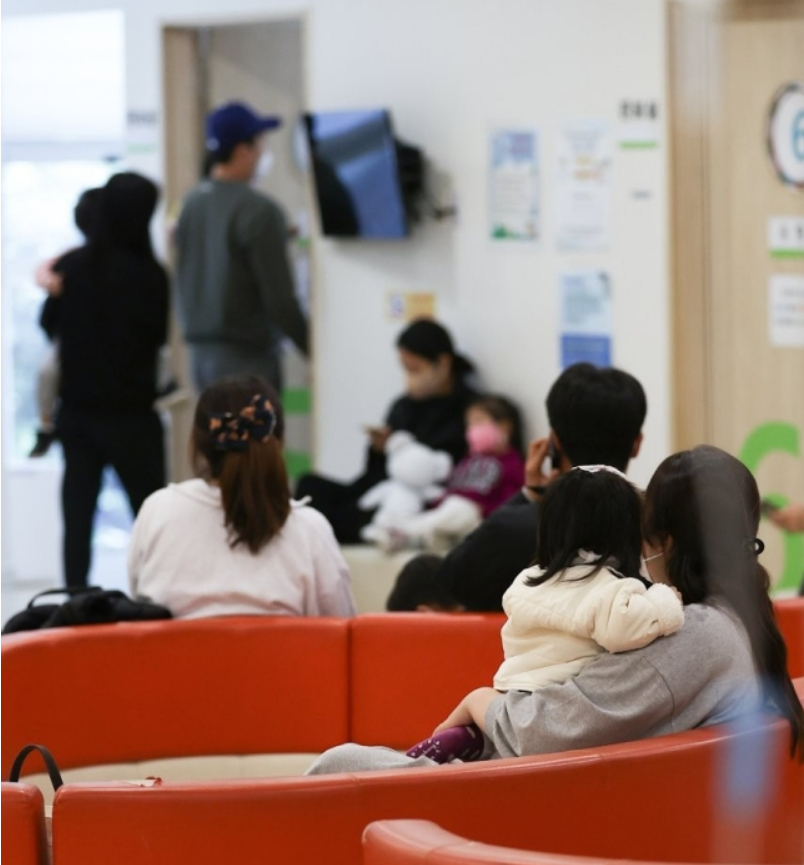 A pediatric clinic in Seoul is crowded with patients (Image courtesy of Yonhap)
