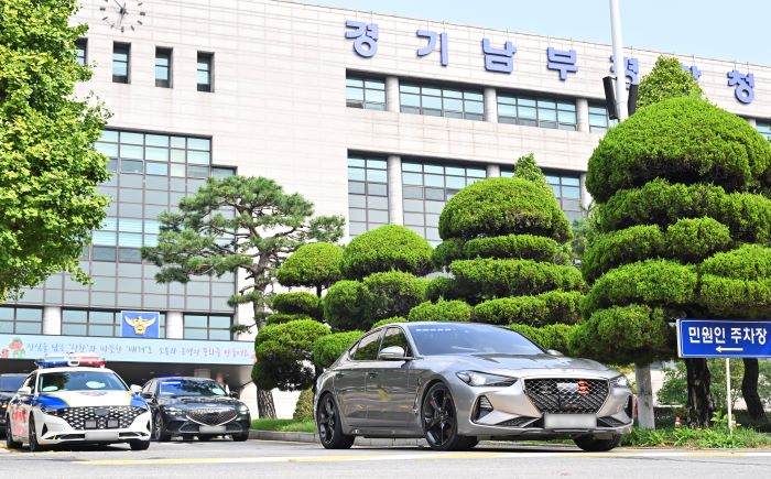 Undercover patrol cars leave for a crackdown at the Gyeonggi South Police Agency in Suwon, Gyeonggi-do, on the morning of Sept. 28, the first day of the Chuseok holiday. (Yonhap)
