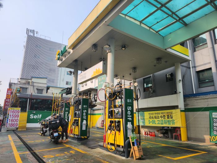 Gas stations aren't even designated as smoke-free areas as per the National Health Promotion Act, which is overseen by the Ministry of Health and Welfare. This act primarily focuses on promoting health rather than ensuring safety. (Yonhap)