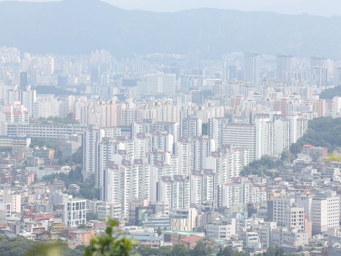 A view of an apartment in Seoul from the Namsan Observatory in Seoul, South Korea. (Image courtesy of Yonhap)
