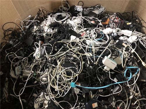 A recent survey has revealed that each South Korean household possesses at least one unused mobile phone, along with an average of 11 chargers and cables for electronic appliances. (Image courtesy of Green Korea United)