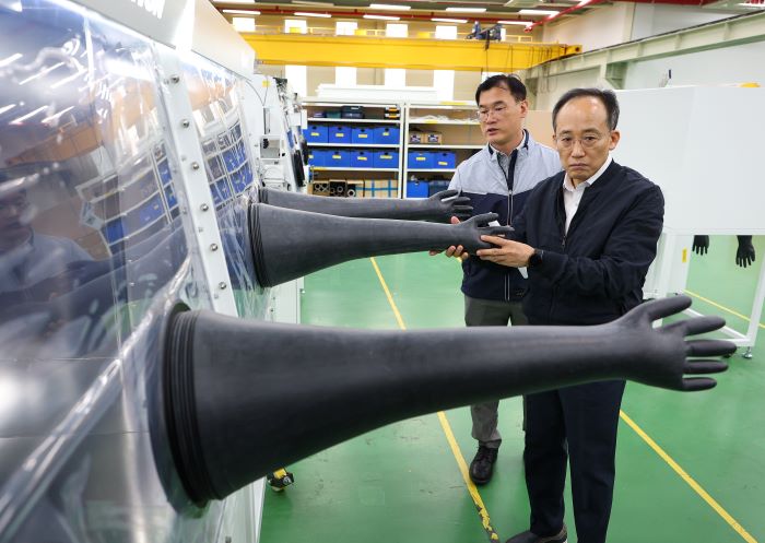 Finance Minister Choo Kyung-ho (front) tours Koreakiyon Co., a secondary battery research equipment manufacturing firm, in southern Seoul on Oct. 3, 2023. (Yonhap)