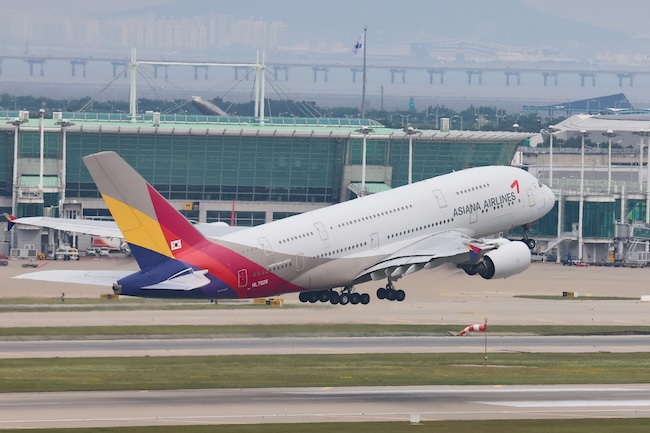 This file photo from June 7, 2023, shows an Asiana Airlines plane taking off from Incheon International Airport, west of Seoul. (Image courtesy of Yonhap) 