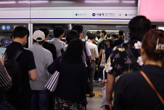 Seoul Commuters Embrace Entertainment During Travel, Valuing It Up to 9,000 Won per Hour