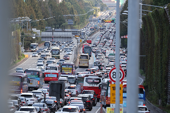 The Gyeongbu Expressway is heavily congested near the Jamwon Interchange in southern Seoul on Oct. 1, 2023, as families head home after celebrating the Chuseok holiday. (Image courtesy of Yonhap)