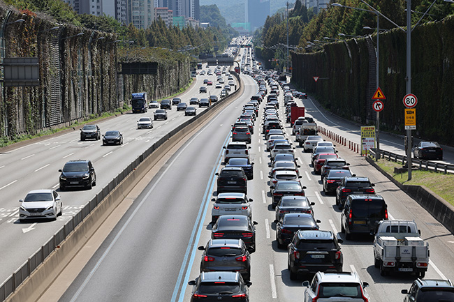 Heavy traffic congests the Gyeongbu Expressway in southern Seoul on Oct. 2, 2023. (Image courtesy of Yonhap)