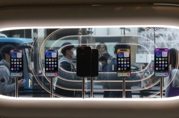 South Korean Celebrities Spark Controversy as iPhone vs. Galaxy Debate Heats Up