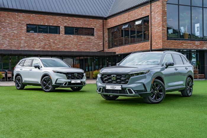 The new CR-V gasoline hybrid SUVs are displayed outside a coffee outlet in Gapyeong, Gyeonggi Province, on Sept. 26, 2023, in this photo provided by Honda Korea Co.  (Yonhap)