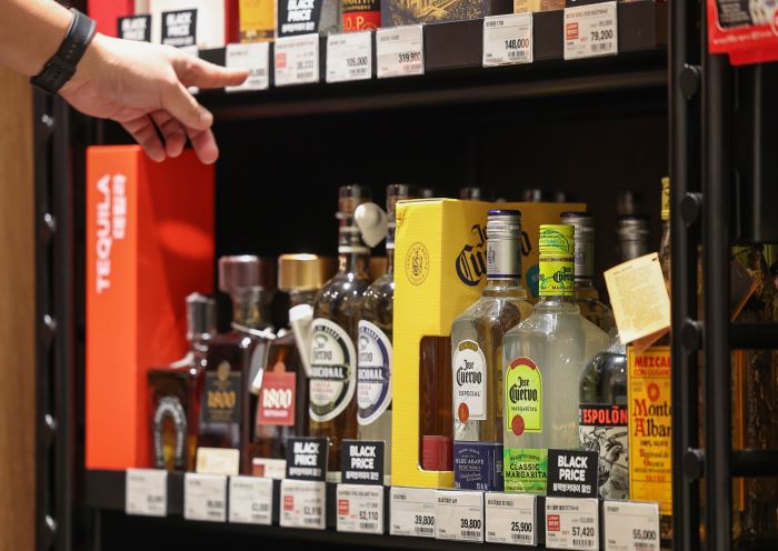 Whiskey Surpasses Imported Beer in Big-Box Store Sales, Riding High on Customizable Highball Trend