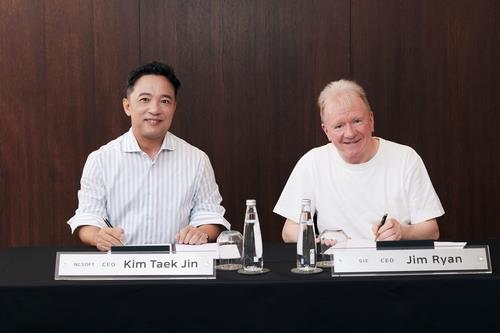 NCSOFT Corp. CEO Kim Taek-jin (L) and Sony Interactive Entertainment Inc. CEO Jim Ryan are seen in this undated file photo provided by NCSOFT. (Image courtesy of Yonhap) 