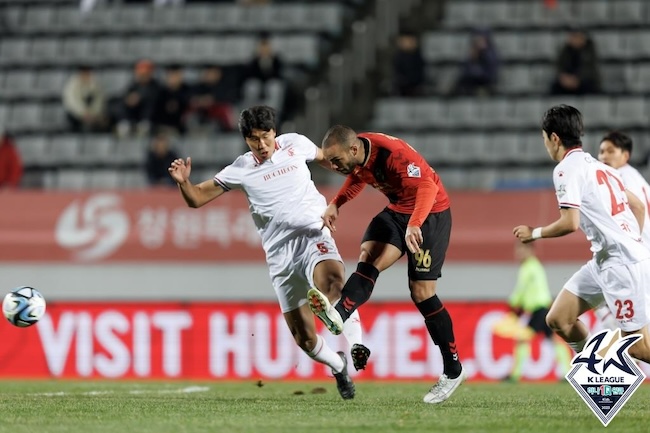 Gleyson Garcia of Gyeongnam FC (R) battles Lee Yong-hyeok of Bucheon FC 1995 for the ball during the clubs' K League 2 playoff match at Changwon Football Center in Changwon, South Gyeongsang Province, on Nov. 29, 2023, in this photo provided by the Korea Professional Football League. (Image courtesy of Yonhap) 