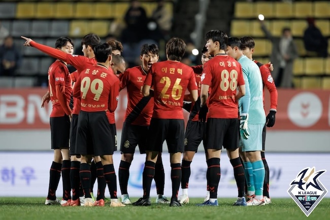 Gyeongnam FC players prepare for the start of the second half against Bucheon FC 1995 during the clubs' K League 2 playoff match at Changwon Football Center in Changwon, South Gyeongsang Province, on Nov. 29, 2023, in this photo provided by the Korea Professional Football League. (Image courtesy of Yonhap)