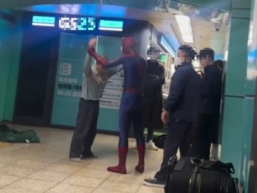 “Spider-Man” Intervenes in Jamsil Station Altercation