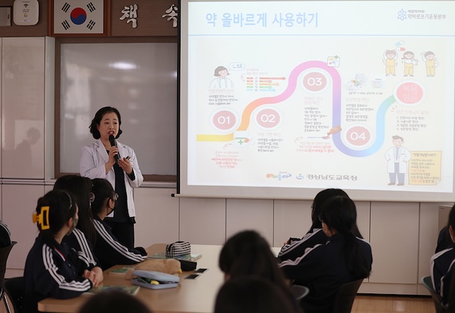 The Seoul Metropolitan Office of Education has made the decision to implement a drug prevention education program for high school seniors in Seoul. (Image courtesy of Yonhap)