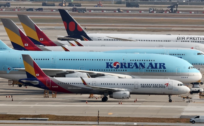In this file photo, planes of Korean Air Co. and Asiana Airlines Inc. are seen on the tarmac at Incheon International Airport, west of Seoul, on Nov. 2, 2023. (Image courtesy of Yonhap) 