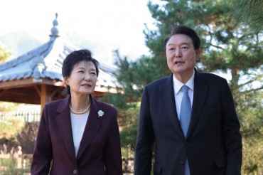 Yoon Visits Conservative Stronghold of Daegu, Meets Ex-President Park