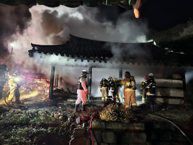 Firefighters extinguish a fire at a dormitory for Buddhist monks inside Chiljang Temple in Anseong, south of Seoul, on Nov. 29, 2023, in this photo provided by the vernacular daily Gyeonggi Ilbo. The blaze, which erupted at 6:50 p.m. the same day, killed Ven. Jaseung, a former head of the Jogye Order, South Korea's largest Buddhist sect, according to a senior official at Bongeun Temple in southern Seoul. (Image courtesy of Yonhap)