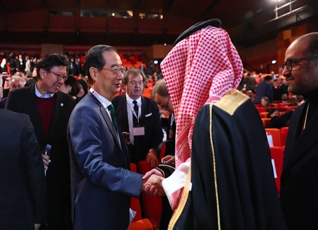 South Korean Prime Minister Han Duck-soo shakes hands with a Saudi official after the final presentation for South Korea's bid to host the 2030 World Expo at the 173rd general assembly of the Bureau International des Expositions held at the Palais des Congres in Paris before its members vote for the host city on Nov. 28, 2023. (Image courtesy of Yonhap) 