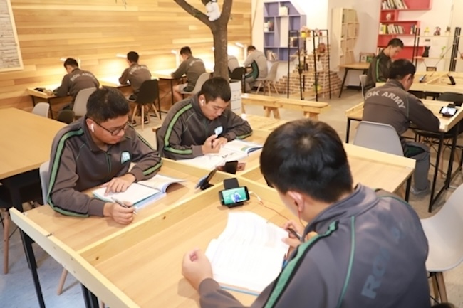 Reports have emerged of soldiers surreptitiously using phones during prohibited hours, only to be caught off guard by disaster alert sounds. (Image courtesy of Yonhap)