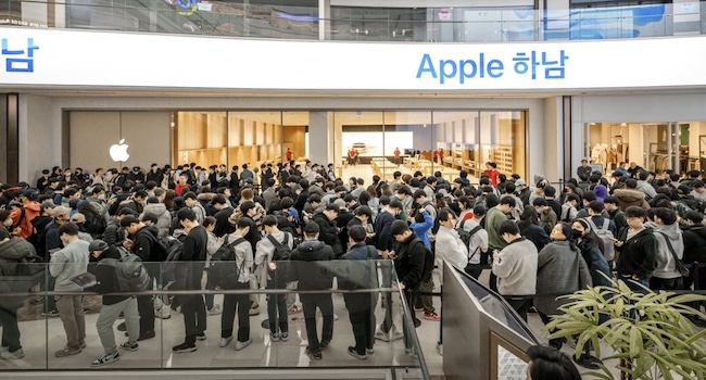Apple Tumblers Spark Frenzy in South Korea as Crowds Flock to New Hanam Store