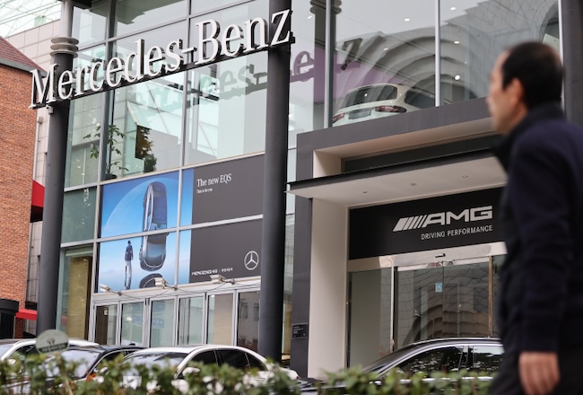 This undated file photo shows a Mercedes-Benz dealership center in Seoul. (Image courtesy of Yonhap) 