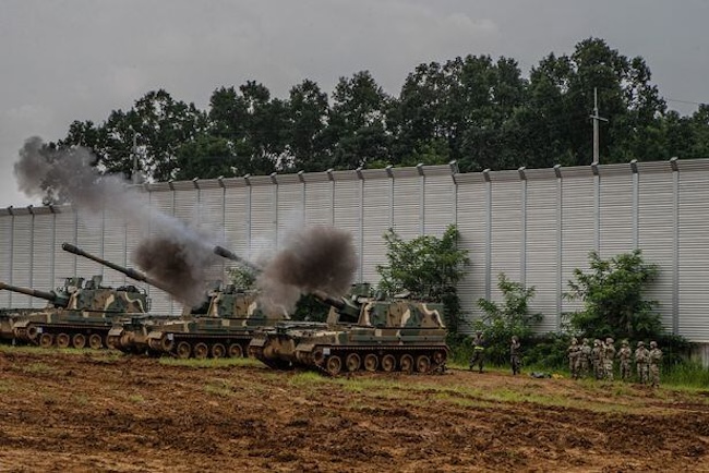 This undated file photo shows K9 self-propelled howitzers firing artillery shells at a firing range. (Image courtesy of Yonhap) 