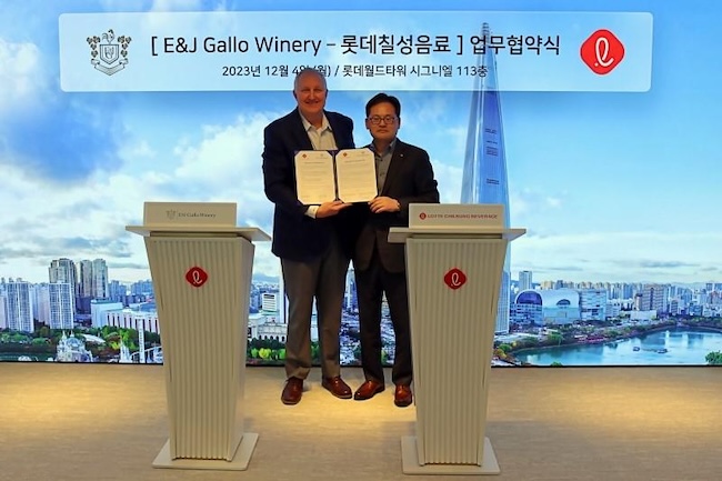 This photo taken Dec. 4, 2023, and provided by Lotte Chilsung Beverage, shows the company's CEO Park Yun-gie (R) and E & J Gallo Vice Chairman Bill Roberts posing for a photo after signing a memorandum of understanding on a business partnership at Lotte World Tower in Jamsil, eastern Seoul. (Image courtesy of Yonhap)