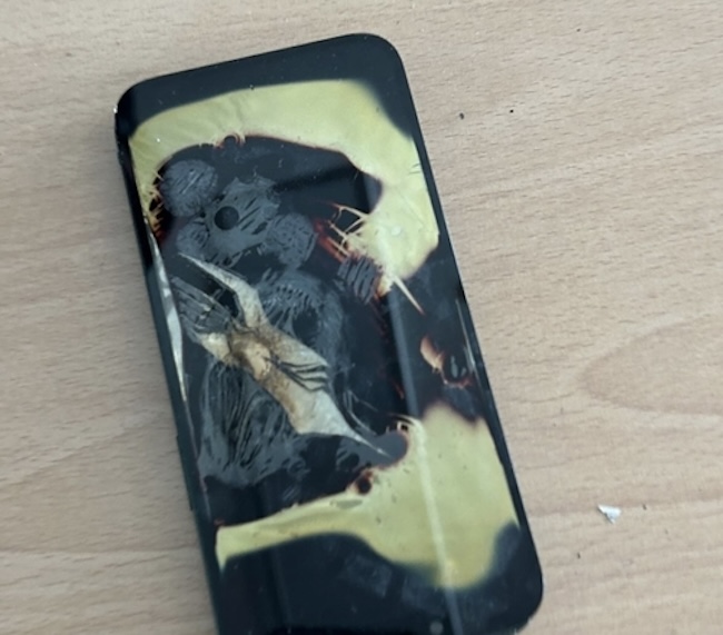 "The mobile phone in my pocket suddenly heated up intensely, causing it to swell up. When I took it out, smoke was pouring out from a crack in the phone. There was more smoke than I expected, and the smell was unpleasant." (Image courtesy of Yonhap)