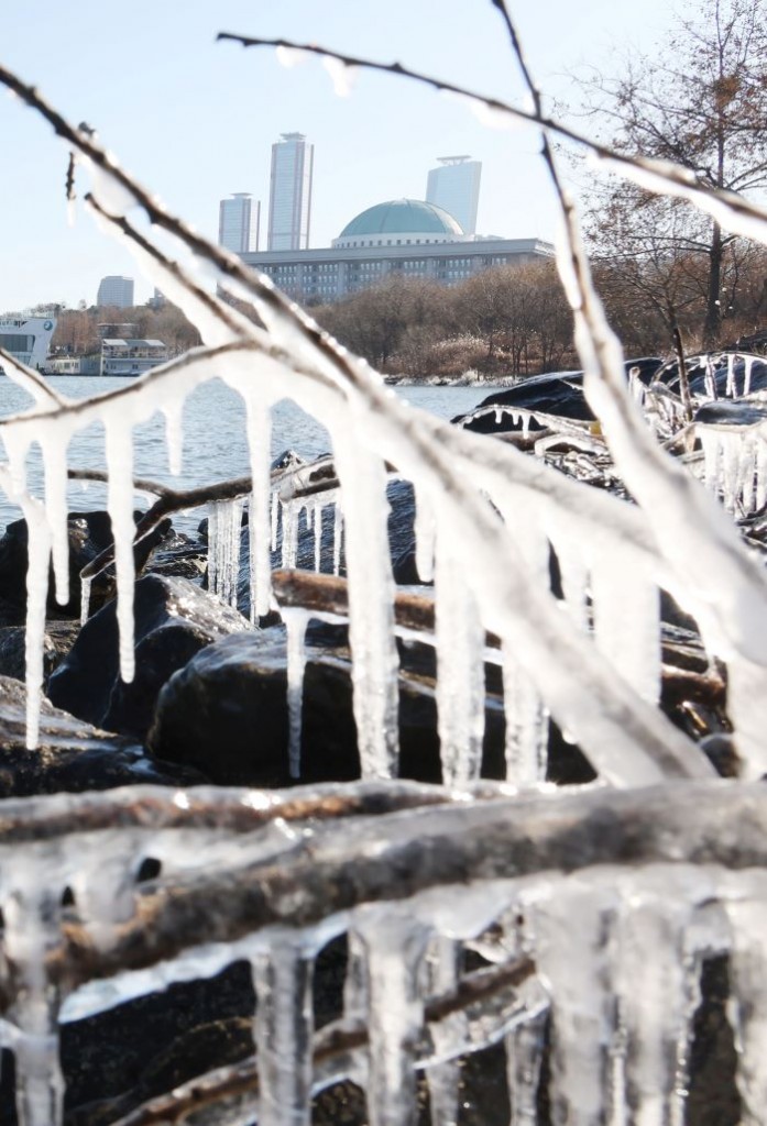 Icicles hang on the banks of the Han River in Yeouido, Seoul, on Dec. 17, as winter's bitter cold sets in.