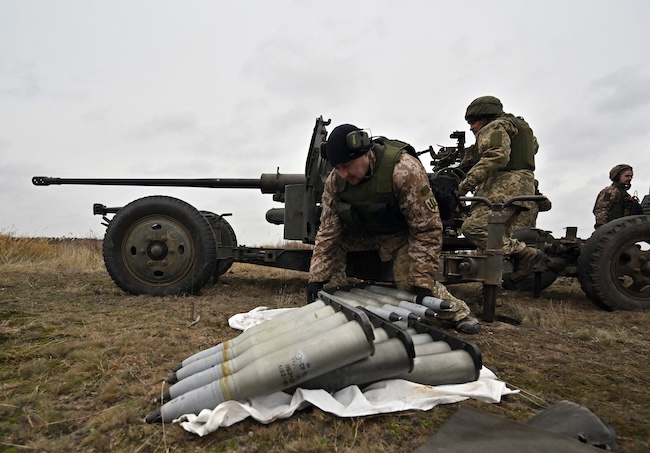 This AFP photo, taken on Nov. 11, 2023, shows Ukrainian servicemen preparing artillery ammunition during an anti-drone drill in Chernigiv region. (Image courtesy of Yonhap) 