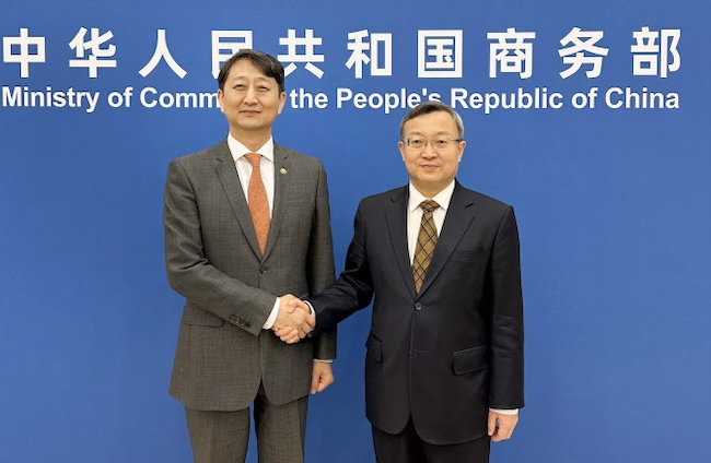 South Korea's FTA chief Ahn Duk-geun (L) poses for a photo with his Chinese counterpart, Wang Shouwen, prior to their talks at the Chinese commerce ministry in Beijing on Dec. 4, 2023, in this photo provided by Seoul's trade ministry. (Image courtesy of Yonhap)