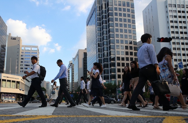 South Koreans head home after work at a little past 6 p.m. on July 31, 2018, in Jung District, central Seoul. (Image courtesy of Yonhap)