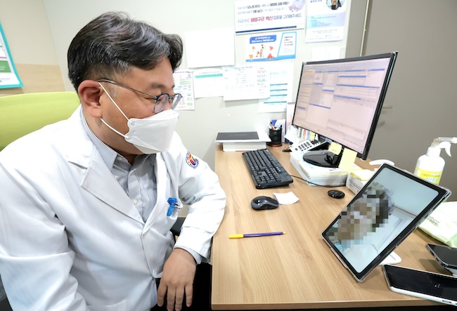 Starting from December 15, a significant relaxation of existing regulations for remote medical consultations, including allowing first-time consultations during evenings and holidays, will be implemented in South Korea. (Image courtesy of Yonhap)