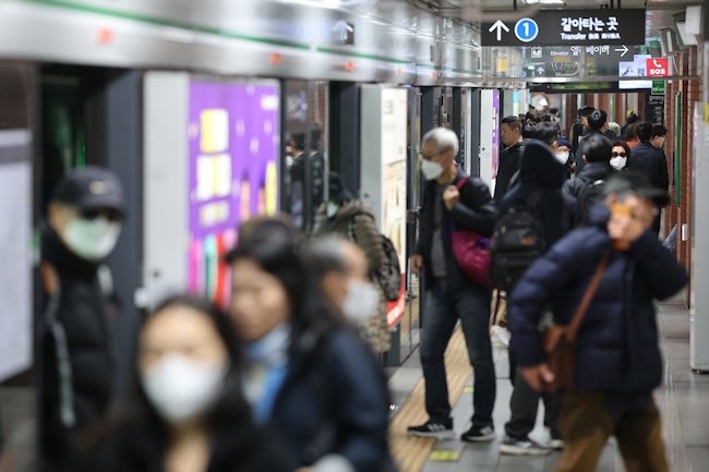 Commuting Patterns in South Korea Show Gender and Age Differences: Study