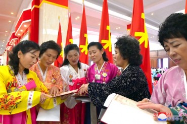 N. Korea Doles Out Gifts to Participants in Mothers’ Conference