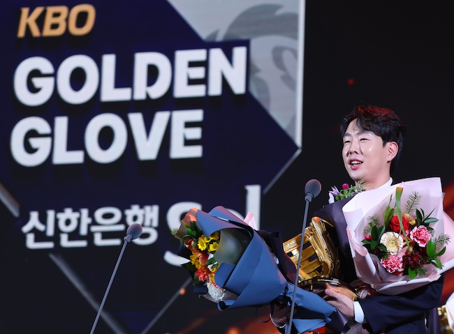 Inspired by Fan’s Gift, Star KBO Outfielder Captures 1st Golden Glove