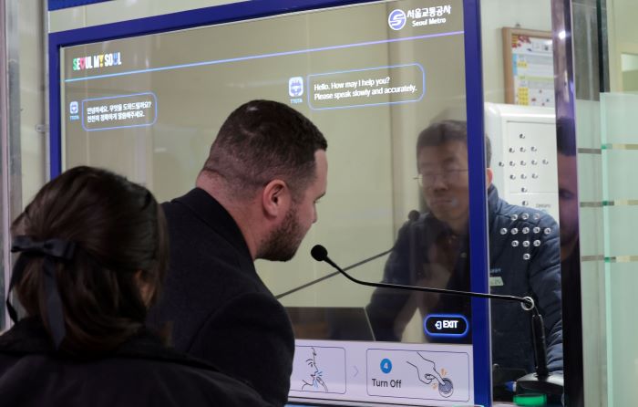 A foreign language simultaneous conversation system is being piloted, with foreigners and station staff speaking in their own languages in front of a transparent organic light-emitting diode (OLED) display.