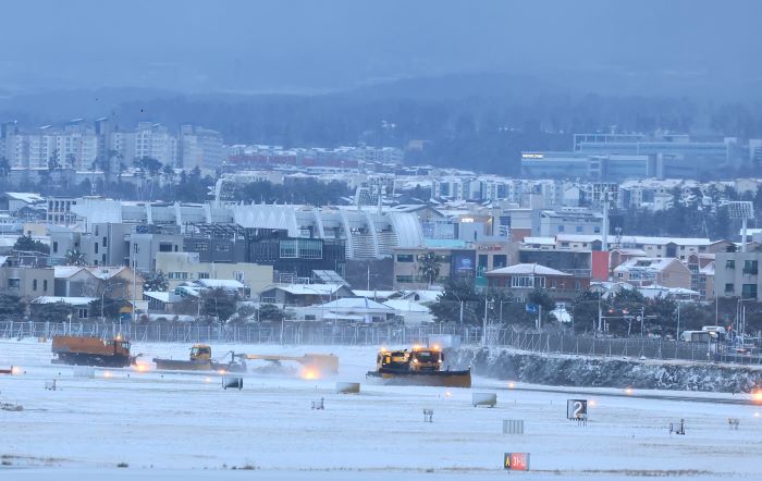Kendaraan Penghilang Salju Korea Airports Corporation Membersihkan Salju dari Landasan Pacu Bandara Internasional Jeju Pada Sore Tanggal 21 November, Menyusul Gelombang Dingin dari Arktik.