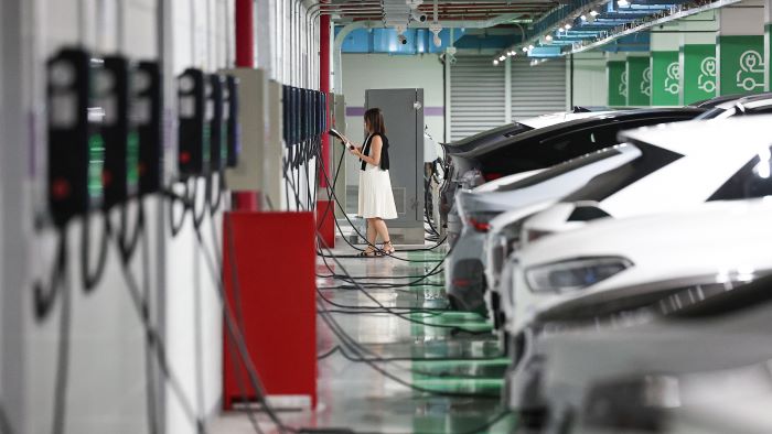 Nov. 16 marked the one-year anniversary of the U.S. implementing the Inflation Reduction Act (IRA) to bolster domestic manufacturing. In this photo, a citizen charges her car at an electric vehicle charging station in downtown Seoul. (Yonhap)