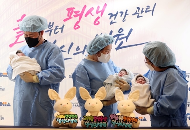 Family members hold their newborns at Cha University Ilsan Medical Center, northwest of Seoul, in this file photo taken Jan. 1, 2023. The babies were the first born in South Korea this year. (Image courtesy of Yonhap) 