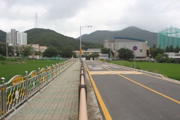 The city’s innovative use of oyster shell-based paving stones for children’s school routes played a pivotal role in securing this recognition. (Image courtesy of Tongyeong-si)