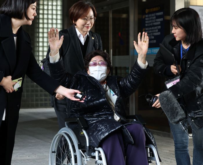 In this file photo from Nov. 23, 2023, Lee Yong-soo, one of the nine registered surviving South Korean victims of sexual slavery by Japan during World War II, celebrates after the appeals court in Seoul ordered Japan to compensate her and other victims. (Yonhap)