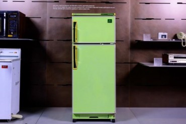 Decades-Old Samsung Refrigerator Returns Home, Symbolizing Durability and Family Memories